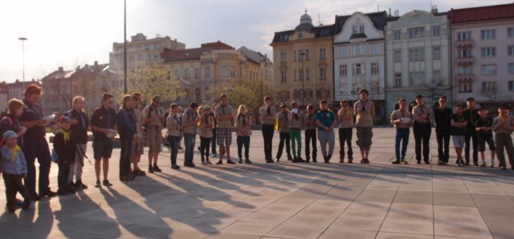 Skauti a skautky žehlí kroje a šátky, blíží se Skautský den