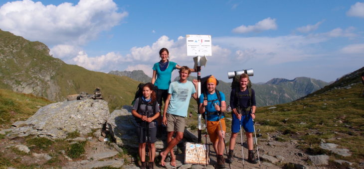 Skautští vůdci oddychují po táborech na rumunských horách